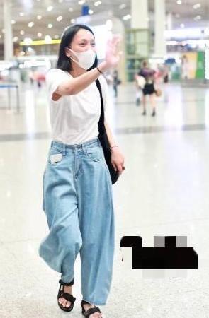 周迅素颜现身，皮肤暗淡、发际线高，瞬间老了一个年代