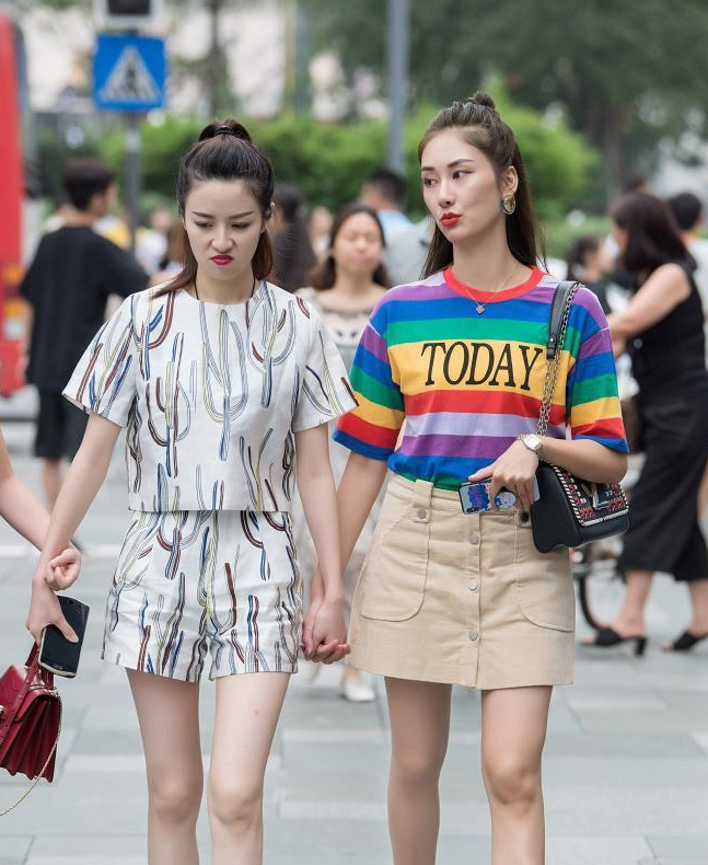 天生丽质的美女拥有凹凸有致的身材，在裸色薄纱的衬托下若隐若现