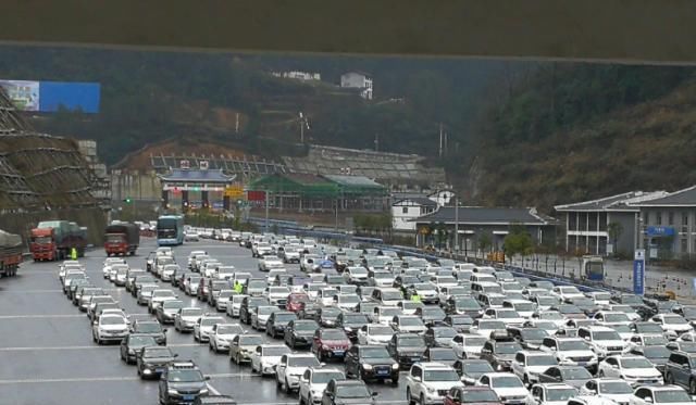  【停车】高速服务区停车时，一定要注意这几点，别因一时马虎损