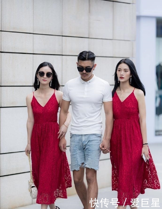 #漂亮#街拍:姐妹花长得漂亮,女神级别