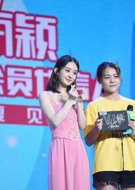 赵丽颖直接击碎“假怀孕”谣言，粉丝见面会“连体裤”秒上热搜