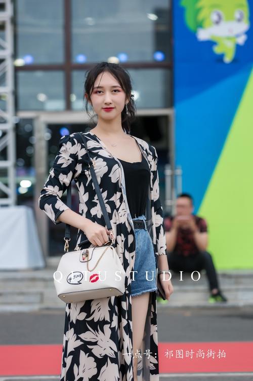 街拍：魅力十足的时尚美女，走起路来都带风。