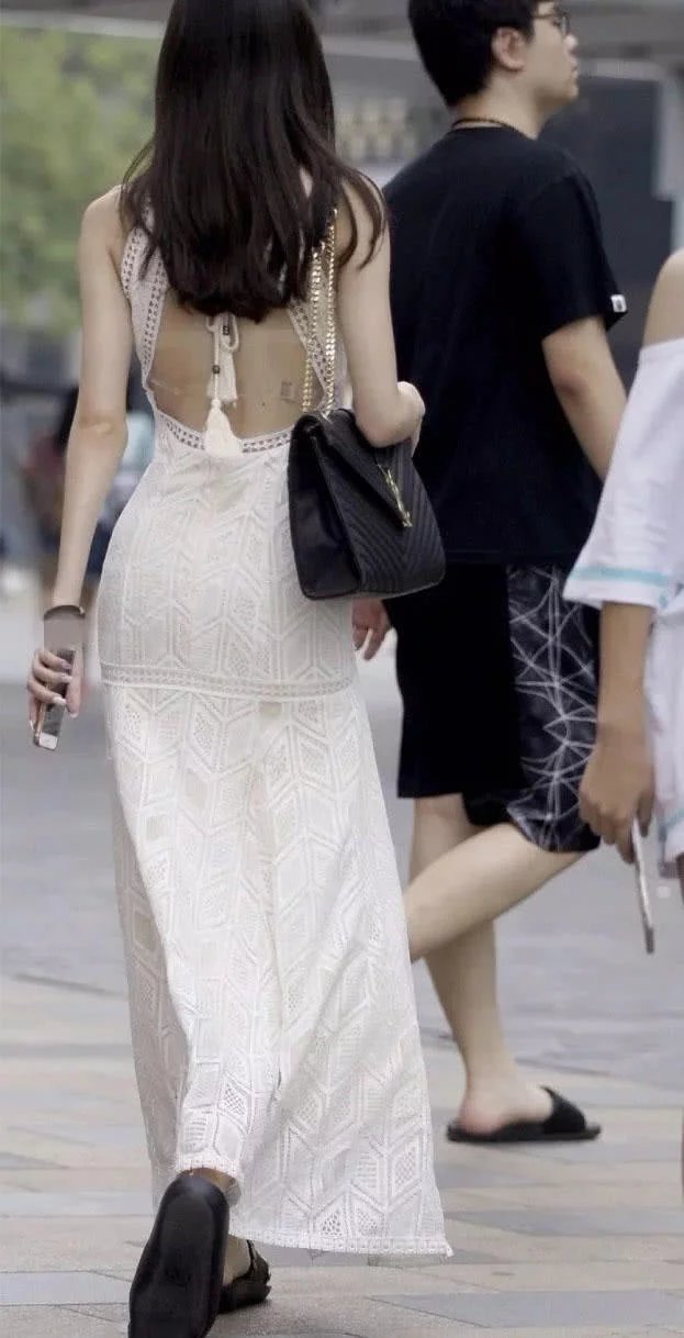 街拍：甜美小姐姐镂空开叉裙秀身材，纤细小蛮腰女神范儿十足