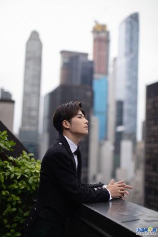 陈学冬受邀纽约时装周看秀 演绎摩登大楼下的古典