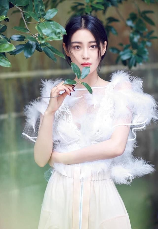 张馨予宣布结婚，另一女星因名字无辜躺枪，何捷回应超霸气