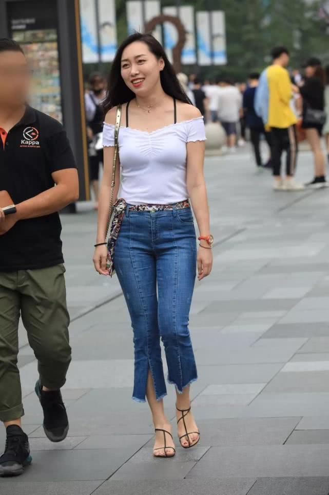 不同的妹子穿紧身牛仔裤效果不一样，性感时尚，更多的则是休闲