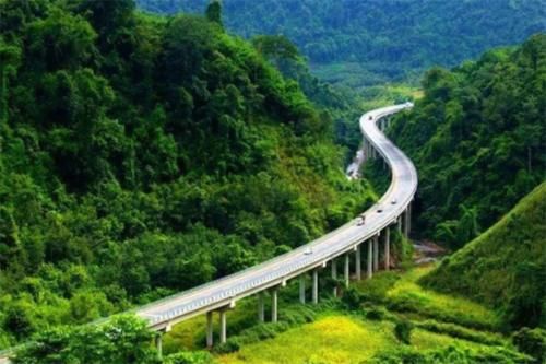  【高速】中国最特殊的高速公路，横跨三个国家，高速的终点让人