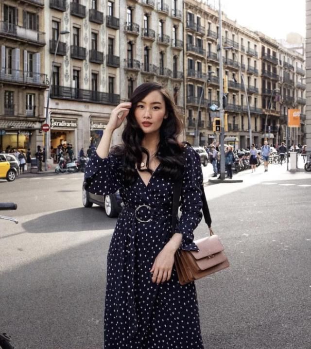  「圈粉」身材矮小样貌平平，158cm亚裔博主凭借一衣多穿，圈粉小个子