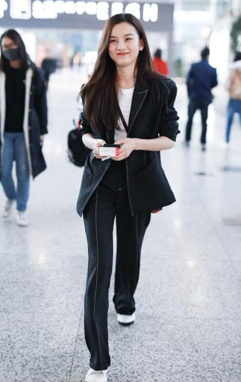 看了赵薇的西装,再看看宋祖儿,才知道霸气与小清新的差距有多大