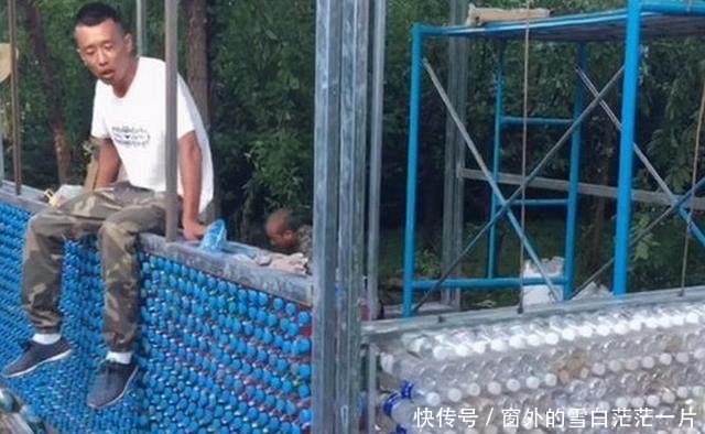 农村小伙用塑料瓶盖房子，人们都说他傻，结果却让人羡慕！