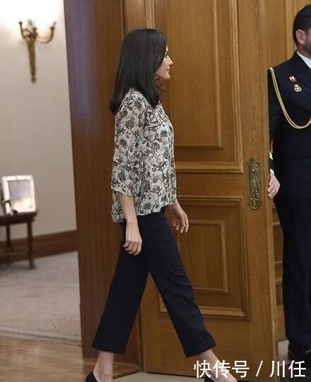  脚踝：西班牙王后穿衣罕见翻车！碎花衣配裤子太显土气，纤细脚踝我羡慕