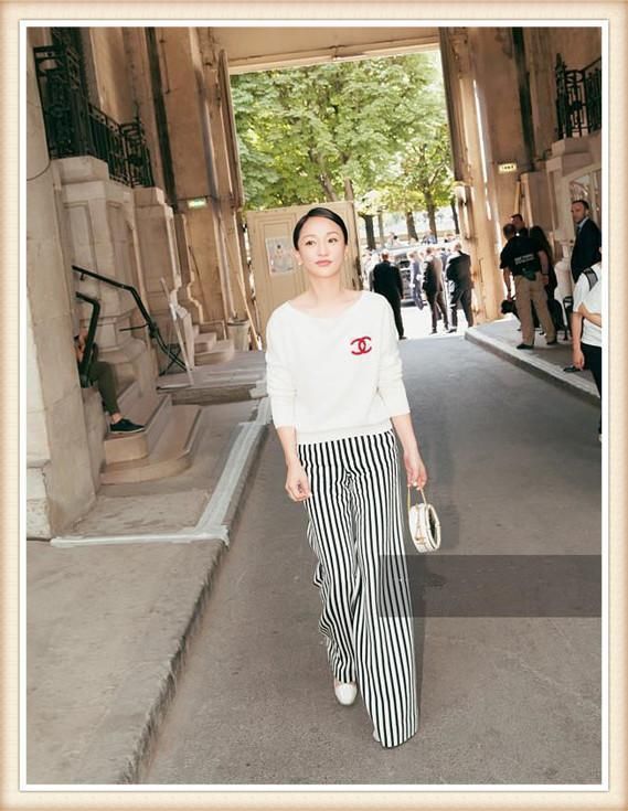 机场上的周迅邋遢不堪，时装周上却美出天际，网友：这才是真女神