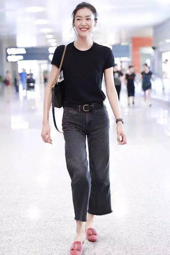 刘雯穿格纹衬衫配牛仔裤亮相, 这种简单随性的穿搭喜欢吗?