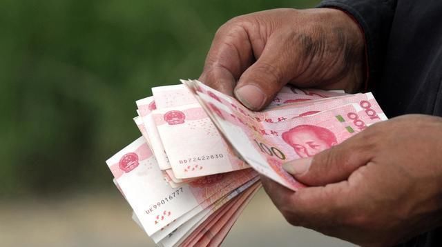  #养老金#如果60岁后，每个月给你2000元养老金，够花吗？