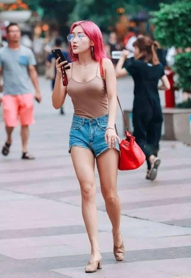 街拍:身材火辣清秀亮丽的小姐姐，简单大方完美凸显甜美气息!