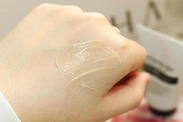 58岁医生秋天护肤窍门:药店29元药膏，用了眼袋、眼纹不找你