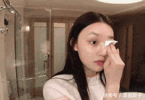  「脸上」爽肤水直接''上手拍''？别听美妆博主瞎说了，这样做浪费水还伤脸