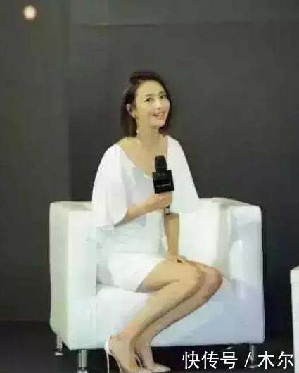 佟丽娅身穿超短裙参加活动, 为了防止“走光”, 全场尴尬用手遮挡