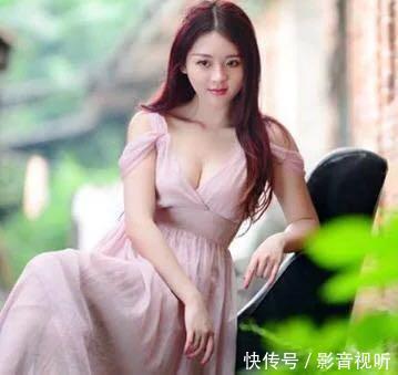 街拍：制服女神出没，凹凸有致的身材，注意你的小心脏！