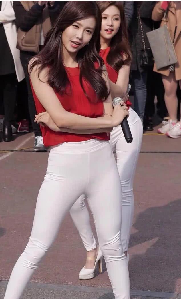 跳舞的韩国小姐姐不但高颜值，紧身裤搭配红色短袖小衫更漂亮