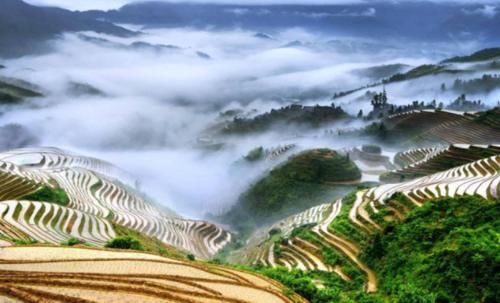 世界之最，加榜梯田，散落着苗乡特有的吊脚楼