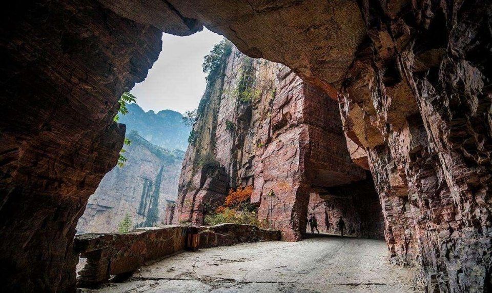 这景点是靠村民凿出来的，每年收门票挣近百万，今这景区让游客烦