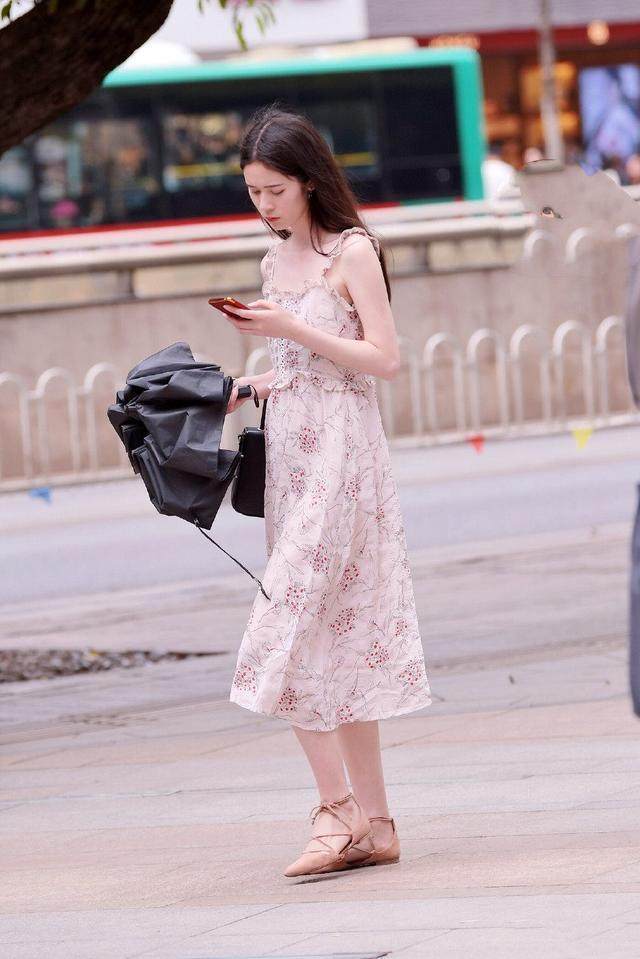 街拍：时尚气质出街的小姐姐，时尚大方显高挑显气质！