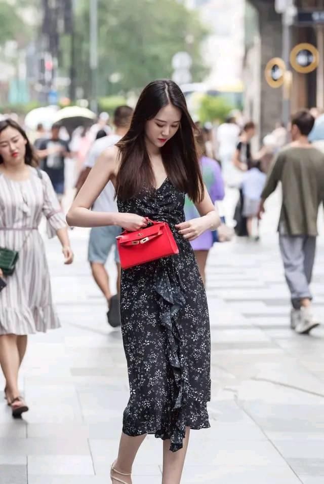  pageType_zmt:purephv80后的美女穿搭时尚有范,街拍也是很有女人味!