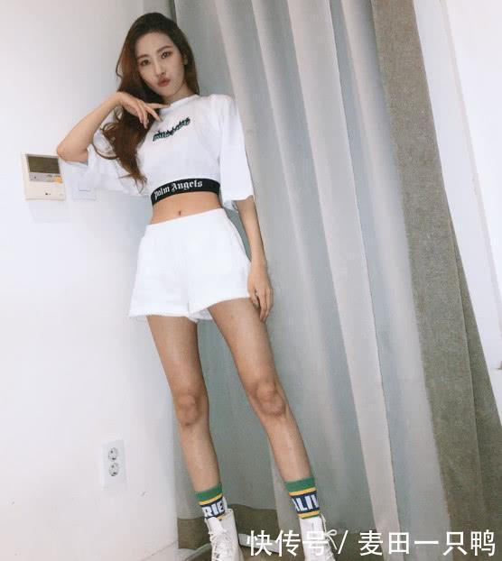 她被誉为韩国第一腿精，是金泫雅闺蜜，超模气质十足！