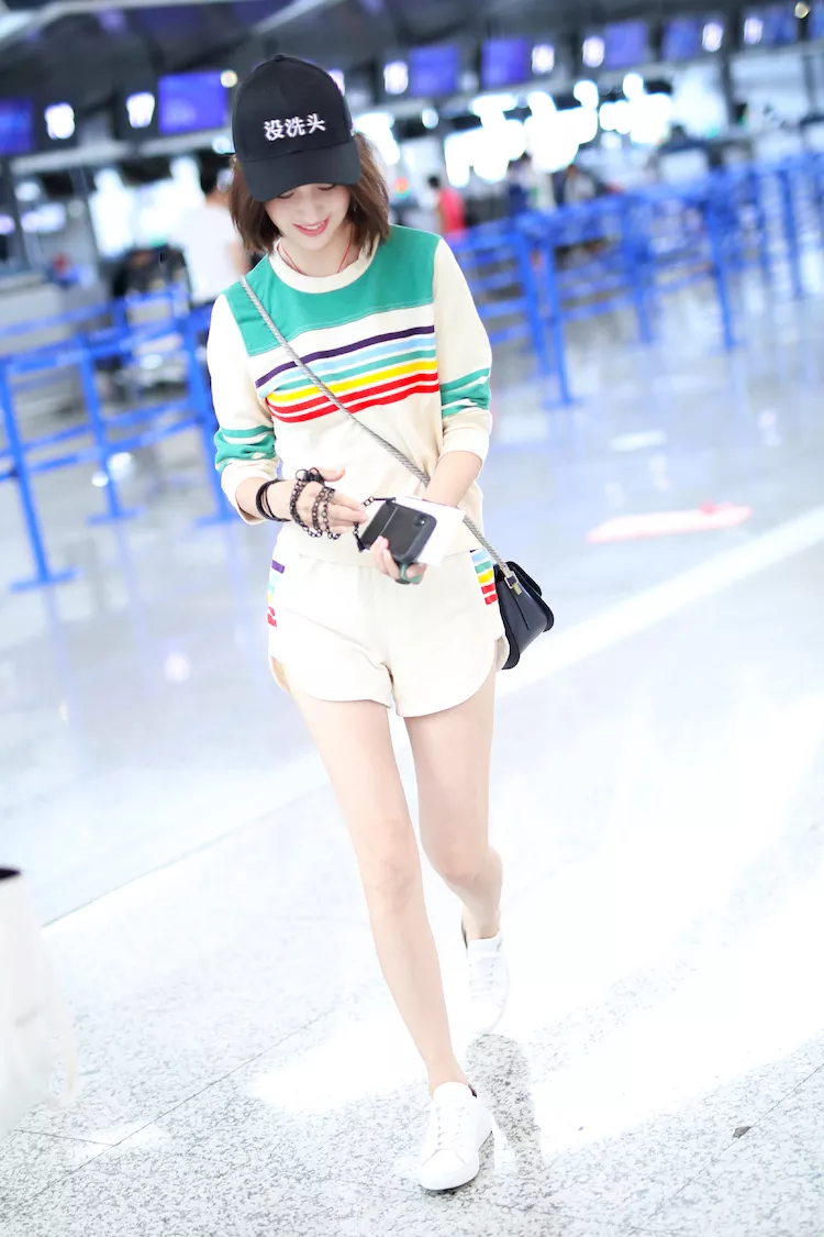 佟丽娅为了秀腿，裤子短到不能再短了，网友：没洗头还这么张扬