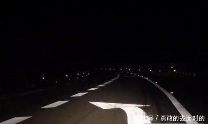 晚上跑高速和平时一样用近光灯？老司机：别糊涂，除非你命大！