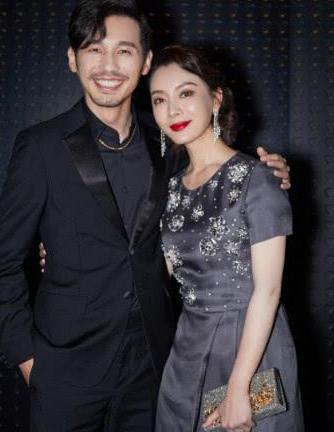 41岁陈数打扮太精致了,一天敷一张脚膜?这脚保养比脸还嫩!