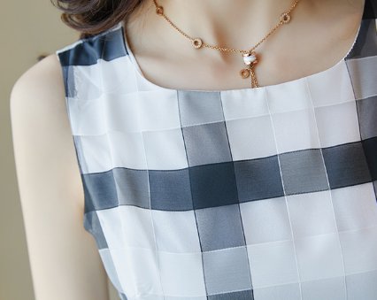 49岁老婆上班这样穿，高雅冷淡裙+高跟鞋，高挑减龄，真好看