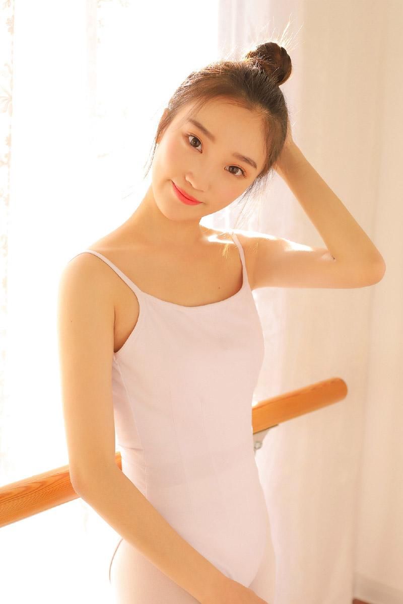 白丝美女吊带舞蹈服装性感图片