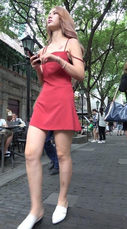 浅红色吊带连衣裙搭配白色尖嘴拖鞋，随风飘荡洒脱魅力