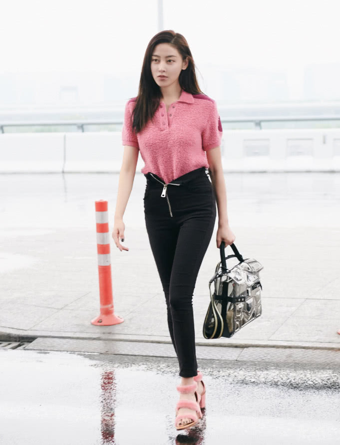 张天爱裙子好薄，女人味十足，蜜桃臀更让人移不开眼