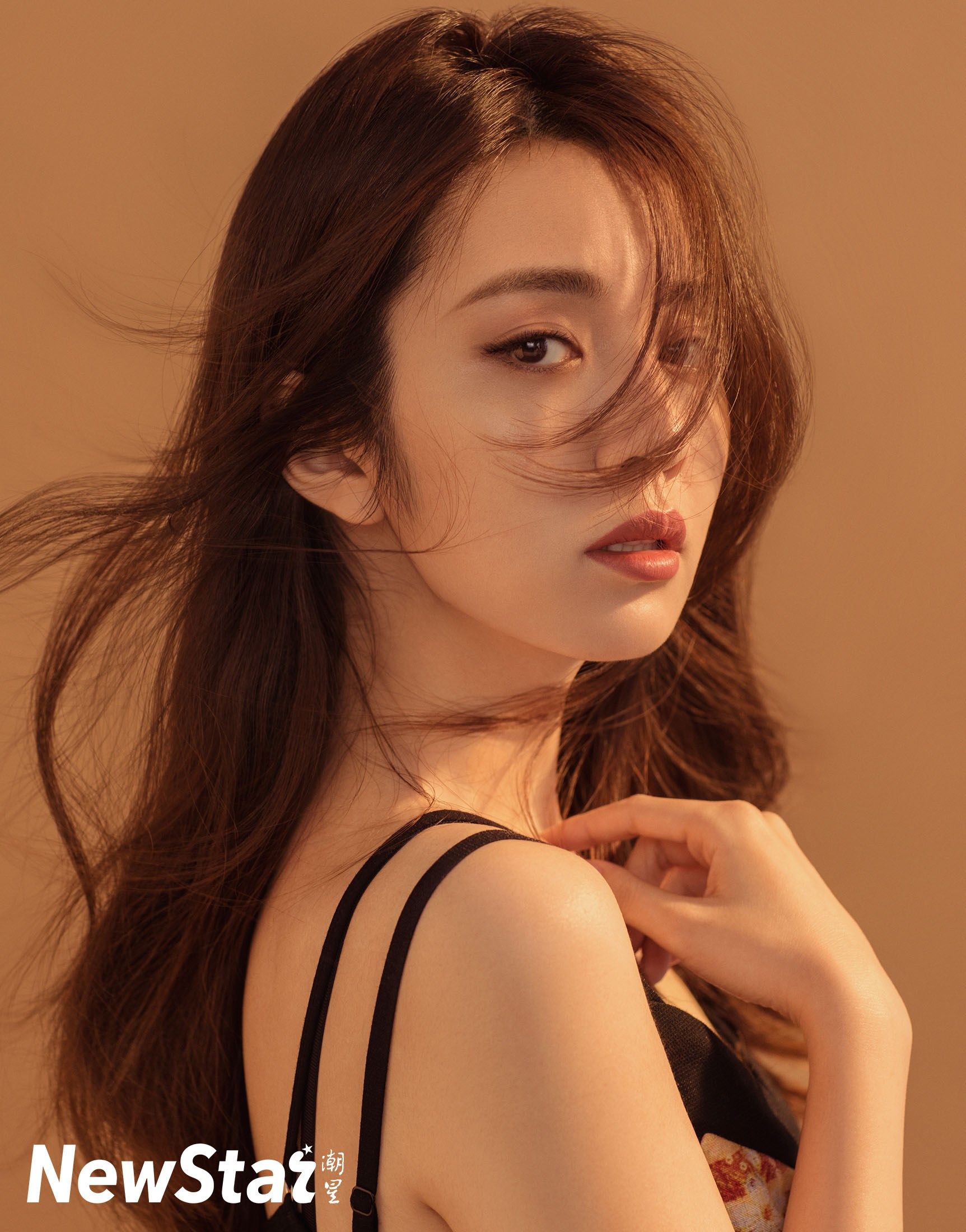 人气演员王晓晨再出时尚大片 完美身材曲线凹凸有致