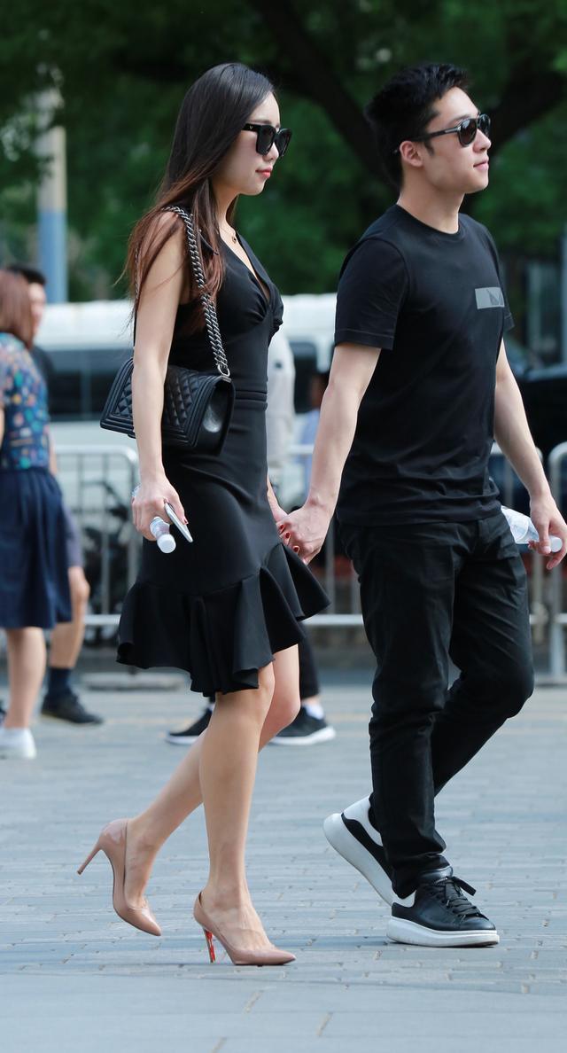 街拍：小姐姐一身黑色的连衣裙，整个人显得特别的性感，妩媚！