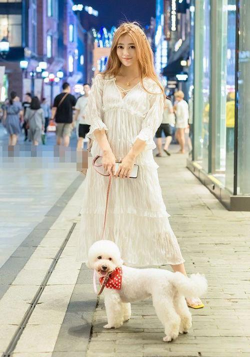 街拍：美女穿抹胸装上街，低头浅笑显妩媚，简直太撩人