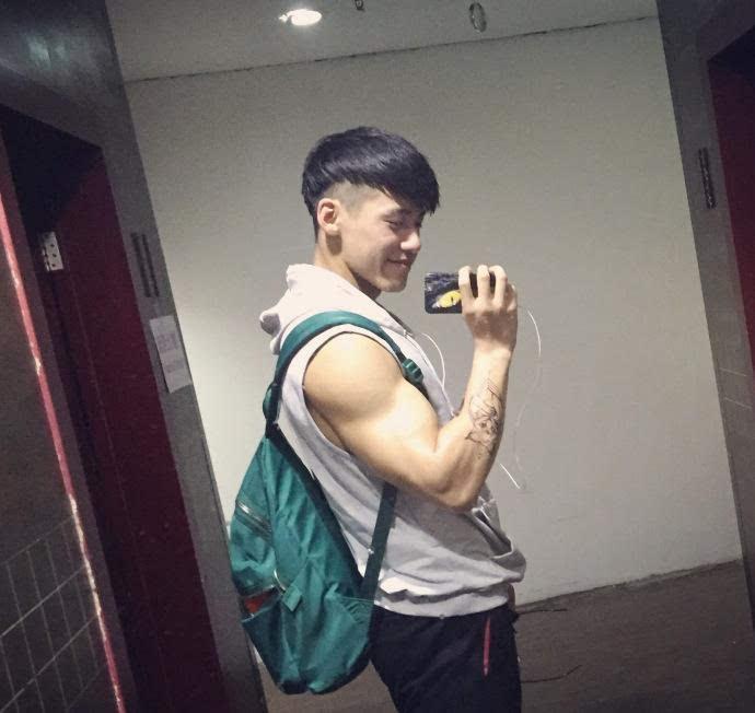 爱健身的大长腿，拥有一张明星脸，胸肌腹肌人鱼线全都有