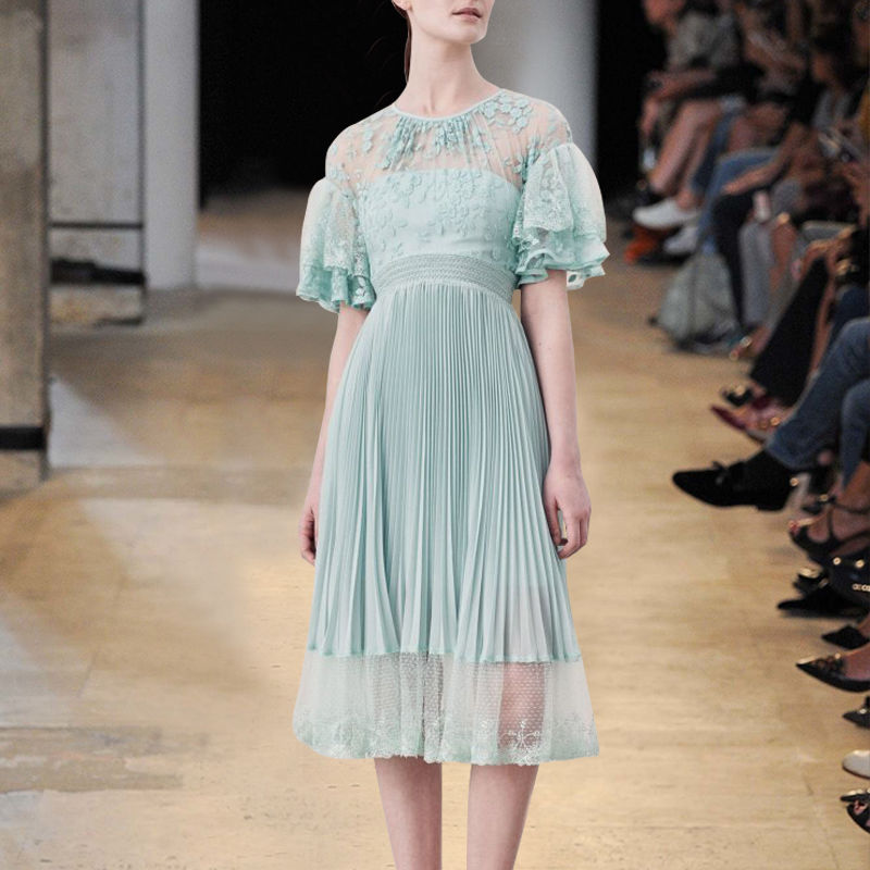 高调礼服裙让人瞩目，优雅裁剪尽显轻奢魅力，一款hold全场