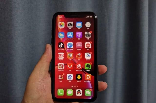  『硬件』用了一年iPhone XR突然换到小米10，亮屏之后差距太大了！