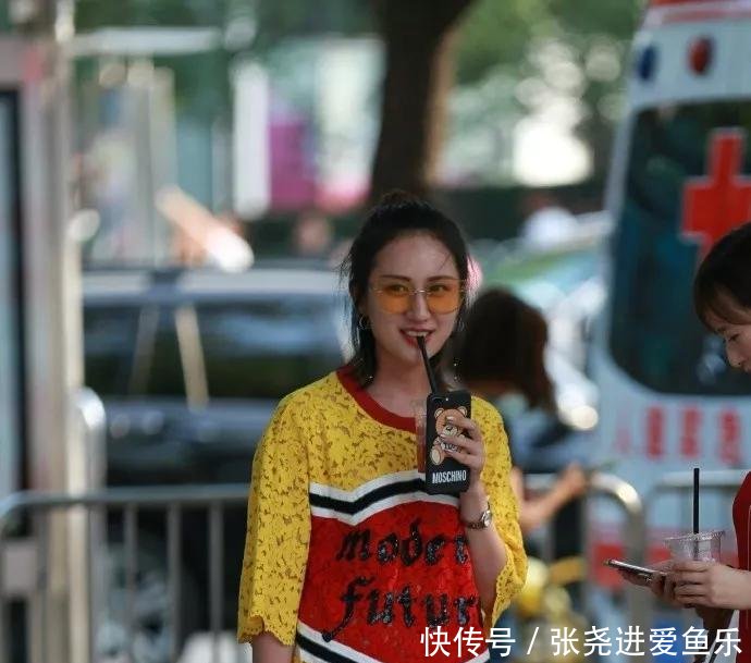  【气质】美女这鞋子，不方便穿吧