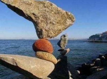 实拍：世界各地“平衡奇石”，感觉风一吹就倒了~