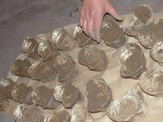 农村男子盖新房无意挖出旧坛子,打开第二个时候,大家都眼红了！