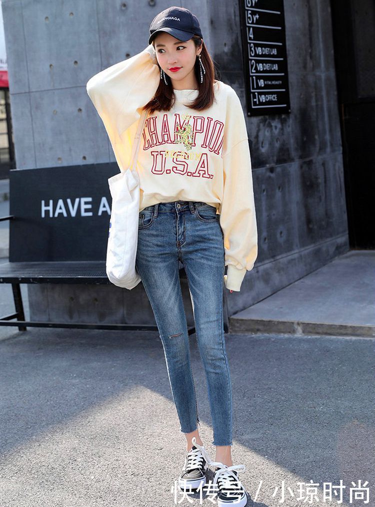 紧身牛仔裤轻松穿出活力少女风，塑造清新温柔女神范