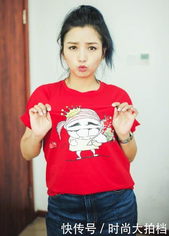 何洁“巴掌腿”火了！32岁超短裤秀17岁长腿，网友：这回真瘦了？