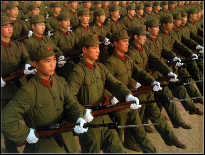 70年代身着65式军服的解放军，条件虽艰苦，但个个精气神十足