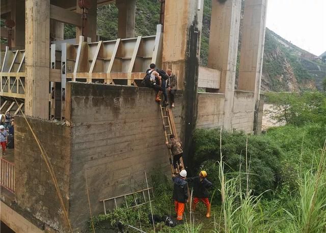  「转运」成昆铁路因水害中断！铁路特种车辆紧急转运村民