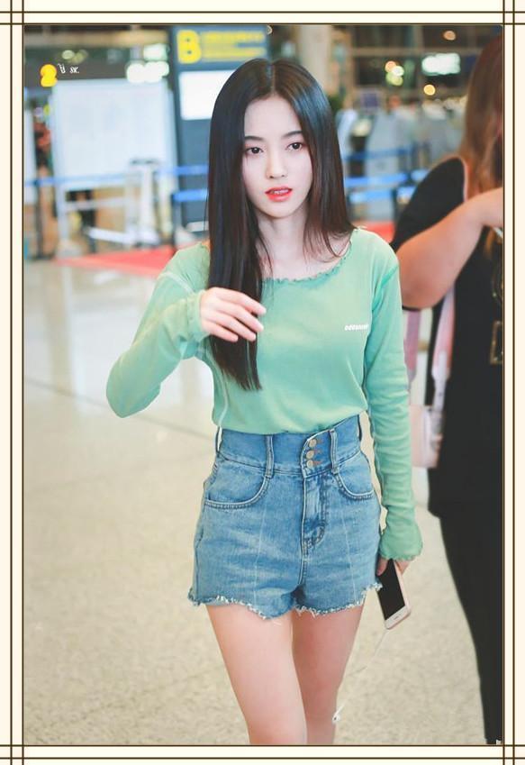 鞠婧祎24岁，徐璐也24岁，同穿T恤衫，身材差距竟如此尴尬